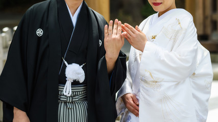 Fototapeta premium Japońska para pokazuje obrączkę ślubną