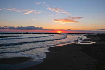 Who has never seen the sea at six in the morning, does not know the sea