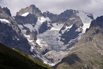 Fototapeta na wymiar La Meije (alt 3983 m) et le Glacier du Lautaret vu du Col du Lautaret