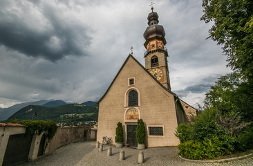 Facciata della chiesa di Santa Caterina a Brunico in Val Pusteria, Italia