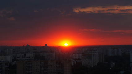 Fototapeta na wymiar Red sunset on the city