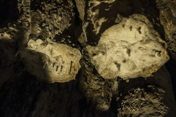 Croazia, 26/06/2018: rocce, stalattiti e stalagmiti nelle Grotte di Barać, registrate per la prima volta nel 1699, vicino al villaggio di Nova Kršlja, nella zona dei laghi di Plitvice