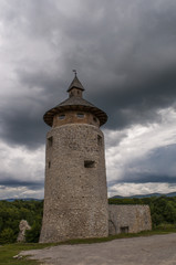Croazia, 26/06/2018: cielo nuvoloso e tempestoso con vista del castello della città vecchia di Drežnik (Stari Grad Drežnik), piccolo villaggio nella zona dei laghi di Plitvice