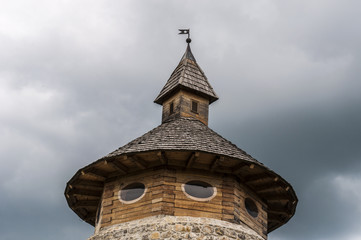 Croazia, 26/06/2018: cielo nuvoloso e tempestoso con vista del castello della città vecchia di Drežnik (Stari Grad Drežnik), piccolo villaggio nella zona dei laghi di Plitvice