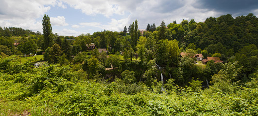 Croazia, 26/06/2018: vista panoramica di Rastoke, il centro storico del comune di Slunj, con le sue case di legno, gli antichi mulini ad acqua e le cascate nel fiume Korana