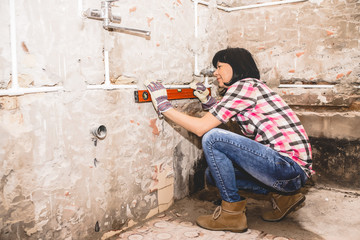 Fototapeta premium Young woman using Water Ruler Tool