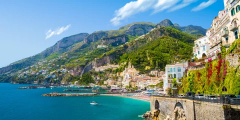 Fototapete Rund Morgenansicht des Amalfi-Stadtbildes an der Küste des Mittelmeers, Italien © Aleh Varanishcha