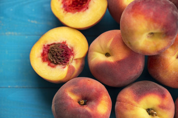 turkuaz zeminde taze şeftaliler