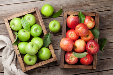 Naklejka na ściany i meble Green and red apples in wooden box