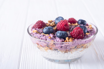 Chia yogurt with granola