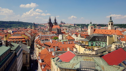 Fototapeta na wymiar Stare miasto, Praga - stolica Czech - widok z wieży nad Bramą Prochową na zabytkowe centrum
