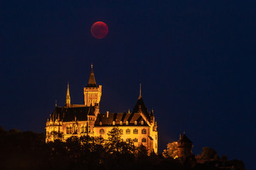 Fototapeta na wymiar Roter Mond über dem historischen Schloss Wernigerode