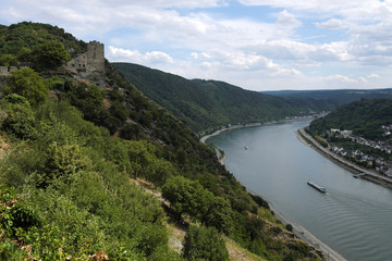 Blick aufs Welterbe Oberes Mittelrheintal mit Burg Liebenstein - Stockfoto