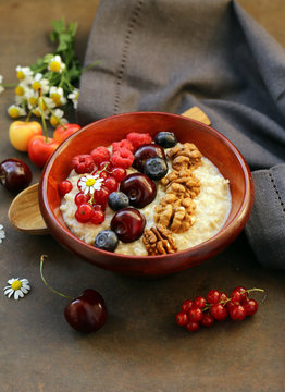 oat porridge with berries for breakfast
