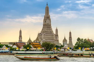 Abwaschbare Fototapete Bangkok Longtail-Boote auf dem Chao Phraya River am Tempel der Morgenröte, Wat Arun, Bangkok