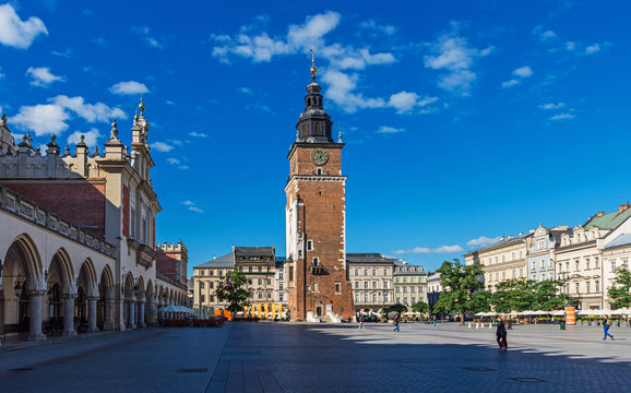 Fototapeta Krakau – Rathausturm und Tuchhallen am Morgen