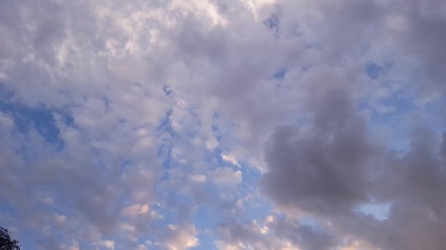 Mooie wolkenlucht in de avond schemering