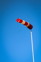 Windsack am Tower eines Sportflugplatzes 