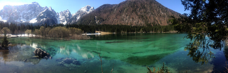 Lago superiore di Fusine, con Mangart sullo sfondo. Tarvisio, Friuli, Italia.