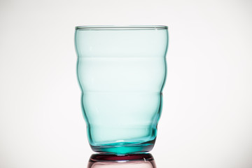 Grünes Glas auf weißem Hintergrund 