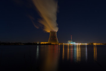 Atomkraftwerk bei Nacht mit langzeitbelichtung ohu Querformat