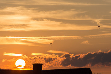  Gleitschirmflieger in der Abendsonne	