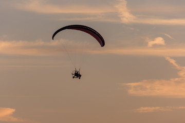 Gleitschirmflieger mit rotem Himmel 