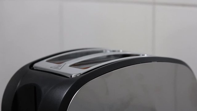 Torradeira fazendo torradas