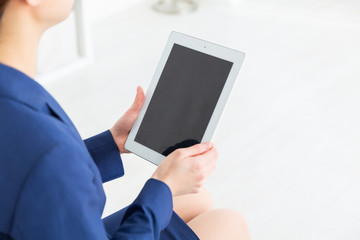 女性　ビジネス　接客　タブレット　手元