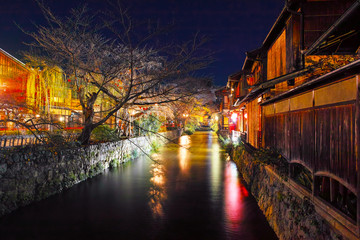 秋の京都、祇園白川の夜景
