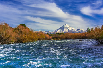 El rio y el volcan