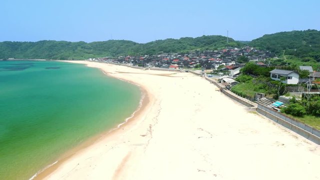 ドローン空撮 夏のビーチ 砂浜から引き