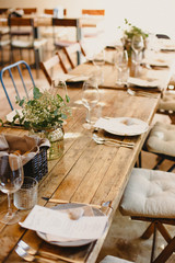Decoration of the centerpieces of a wedding with the cutlery and vintage details.