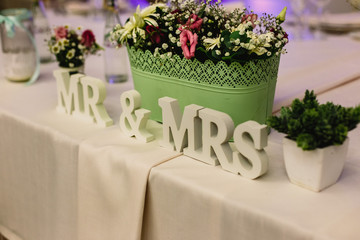 Decoration of the centerpieces of a wedding with the cutlery and vintage details.
