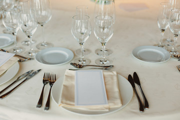 Decoration of the centerpieces of a wedding with the cutlery and vintage details.