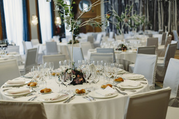 Decoration of the centerpieces of a wedding with the cutlery and vintage details.