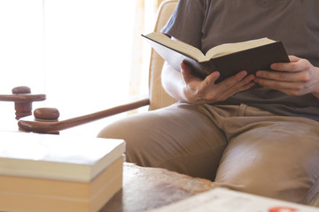 Obraz premium man sitting on sofa and reading book