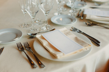 Decoration of the centerpieces of a wedding with the cutlery and vintage details.
