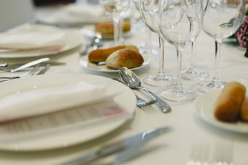 Decoration of the centerpieces of a wedding with the cutlery and vintage details.