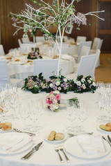 Decoration of the centerpieces of a wedding with the cutlery and vintage details.