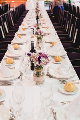Decoration of the centerpieces of a wedding with the cutlery and vintage details.