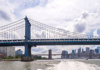 Fototapeta premium Widok na Manhattan Bridge, Brooklyn Bridge, Dumbo and Jane's Carousel.