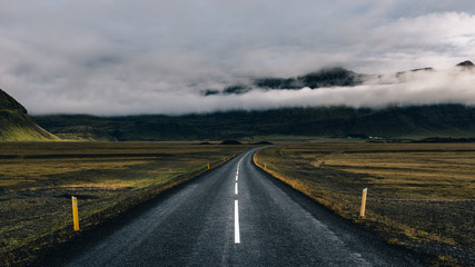 Straße in Island unter Wolken