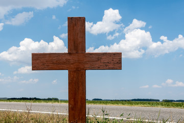 Holzkreuz am Straßenrand