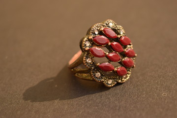 Naklejka premium golden metal ring with red stones in it