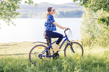 Obraz premium Young woman riding a bike