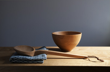 木のお椀と木じゃくし 横