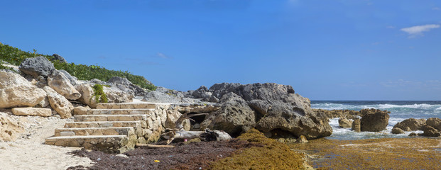 Каменная лестница на берегу красивого моря с каменным берегом.панорама. 