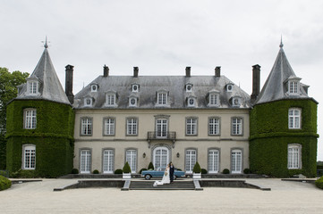 Fototapeta na wymiar Mariés devant un chateau
