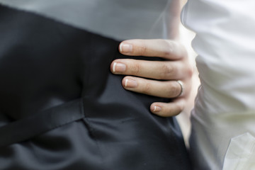 Obraz premium Femme mariée qui tient son mari par la taille